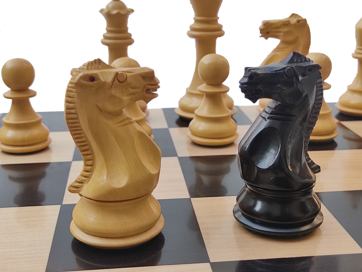 Juego de Ajedrez Sin Bordes de 17" - Cuadrado 55 mm - Madera Pura de Ébano y Arce || Piezas Clásicas de Ajedrez Staunton hechas de Ébano Puro y Boj - King Size 3.9" - Elegante Juego de Ajedrez
