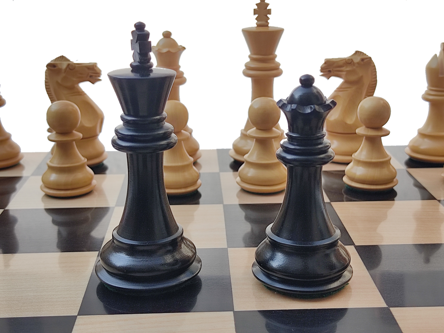Juego de Ajedrez Sin Bordes de 17" - Cuadrado 55 mm - Madera Pura de Ébano y Arce || Piezas Clásicas de Ajedrez Staunton hechas de Ébano Puro y Boj - King Size 3.9" - Elegante Juego de Ajedrez