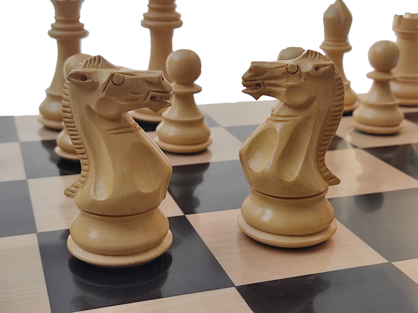 Juego de Ajedrez Sin Bordes de 17" - Cuadrado 55 mm - Madera Pura de Ébano y Arce || Piezas Clásicas de Ajedrez Staunton hechas de Ébano Puro y Boj - King Size 3.9" - Elegante Juego de Ajedrez